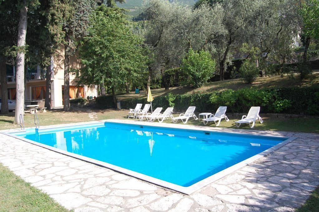 Hotel Stella Alpina Мальчезине Экстерьер фото